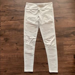 Alo yoga moto leggings in light gray